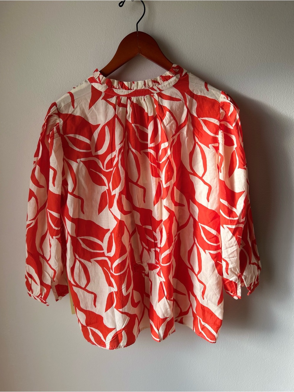 NWT TROVATA Birds of Paradis Red Floral Ruffle Neck Blouse Size Large - Picture 10 of 10